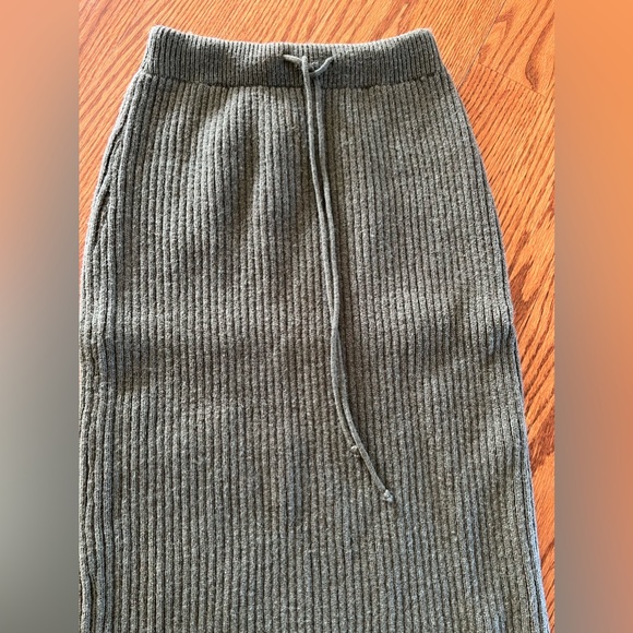 Petal & Pup Rochelle Skirt in Olive - Size M - Picture 3 of 3